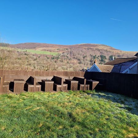 Flat 2, Modern Studio Apartment, Tynte Hotel, Mountain Ash Quakers Yard Buitenkant foto