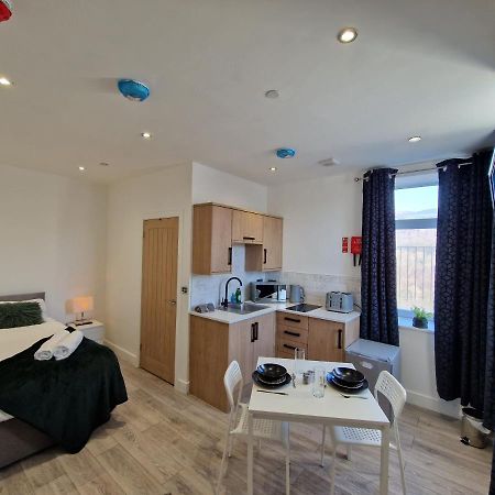 Flat 2, Modern Studio Apartment, Tynte Hotel, Mountain Ash Quakers Yard Buitenkant foto