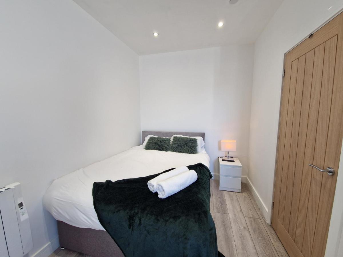 Flat 2, Modern Studio Apartment, Tynte Hotel, Mountain Ash Quakers Yard Buitenkant foto