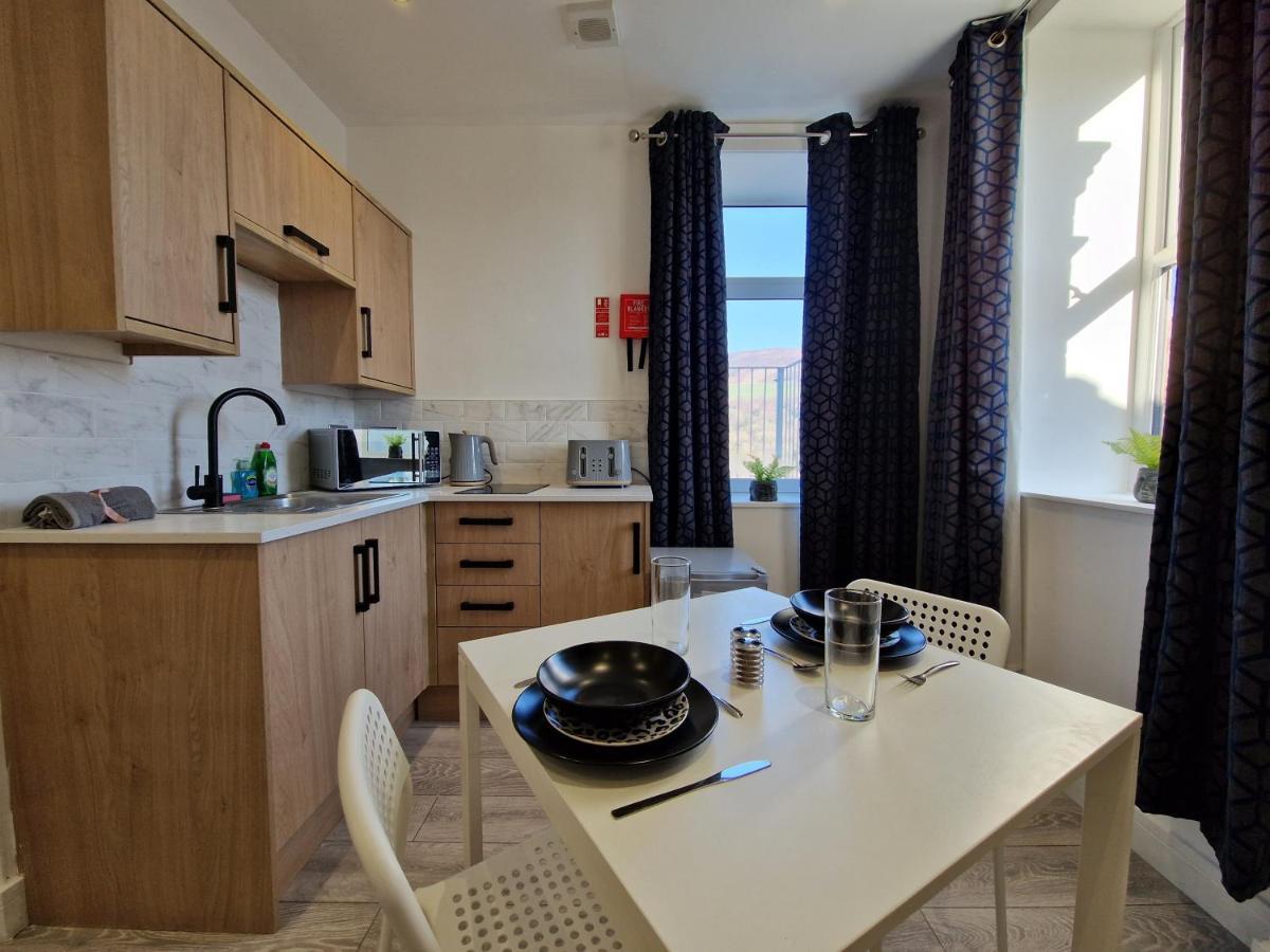 Flat 2, Modern Studio Apartment, Tynte Hotel, Mountain Ash Quakers Yard Buitenkant foto
