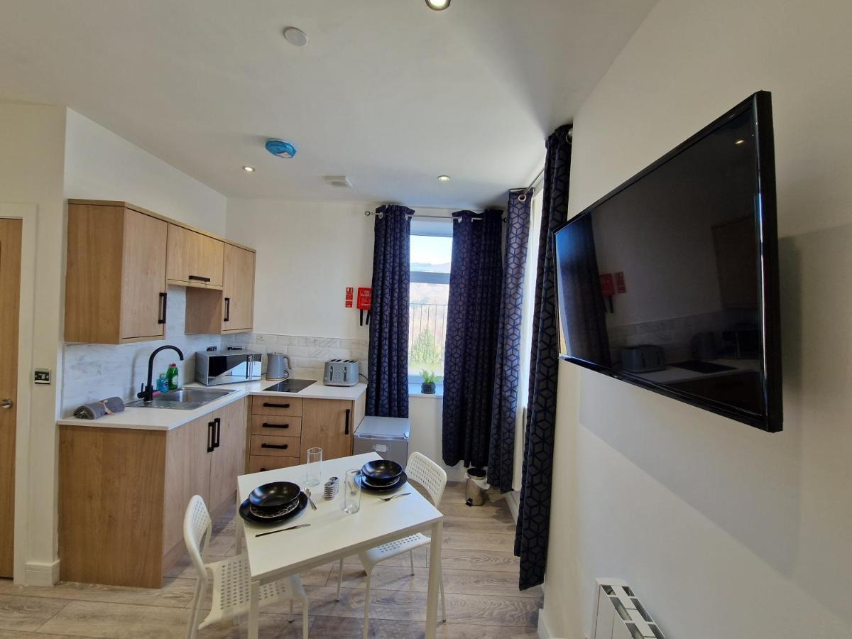 Flat 2, Modern Studio Apartment, Tynte Hotel, Mountain Ash Quakers Yard Buitenkant foto